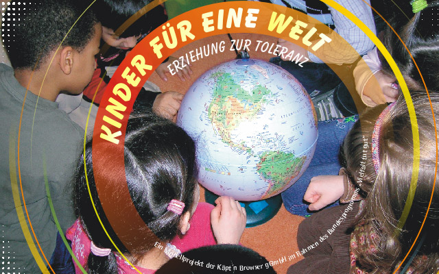 Projektbild Kinder stehen um einen Globus